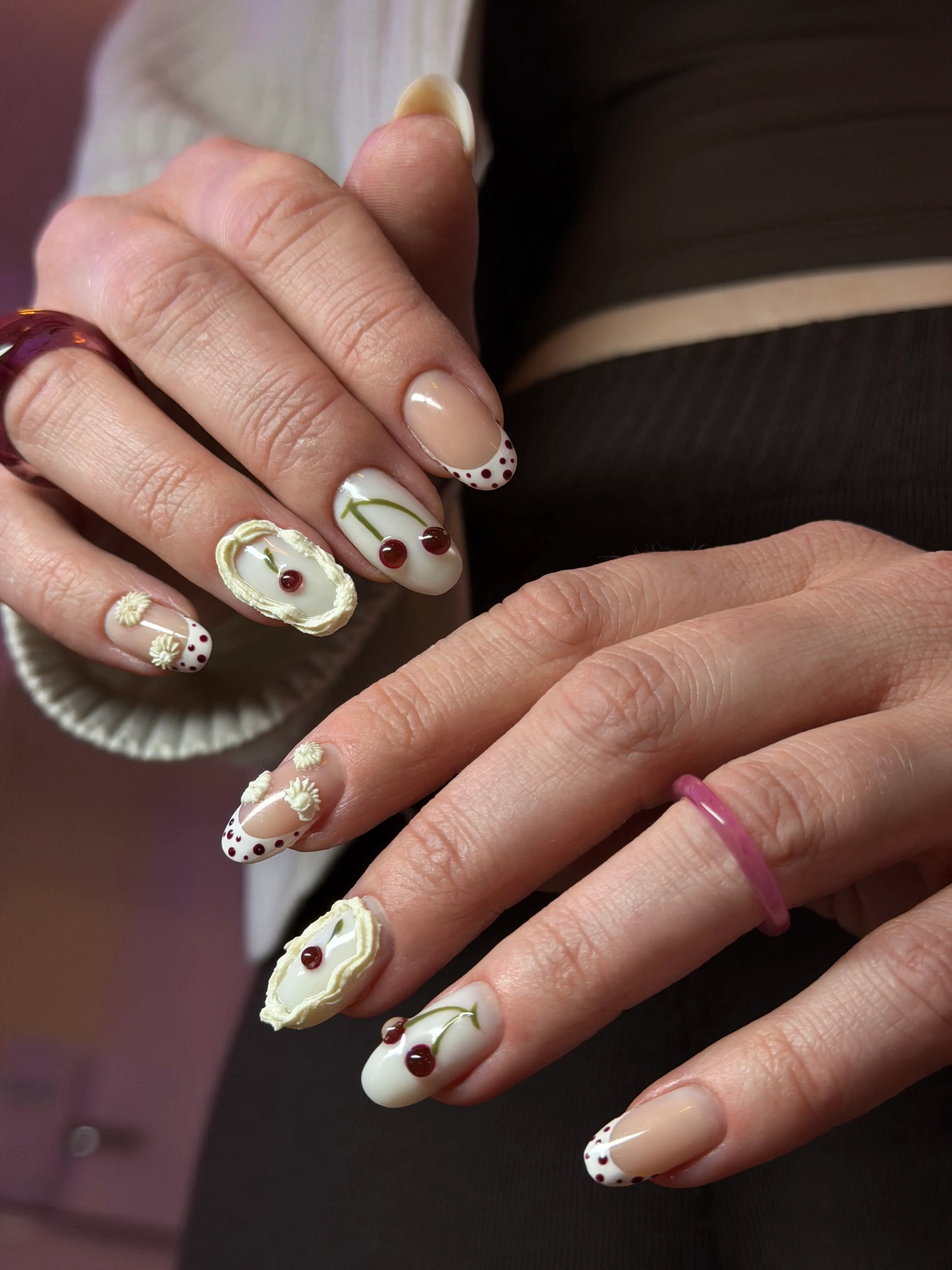 Nail art — trblietavý dizajn na dlhých nechtoch